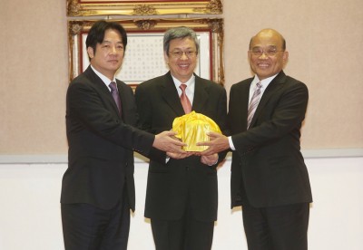 卸任行政院长赖清德（左）将印信交给新任行政院长苏贞昌（右）。（中央社照片）