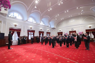 台湾总统蔡英文（左）在总统府主持“新任行政院长、副院长及政务首长等人员宣誓典礼”，并担任监誓人。（中央社照片）
