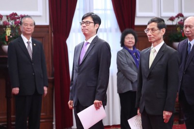 行政院副院长陈其迈（左2）宣誓就职。（中央社照片）