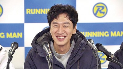 李光洙因认爱李善彬成为记者会主角。