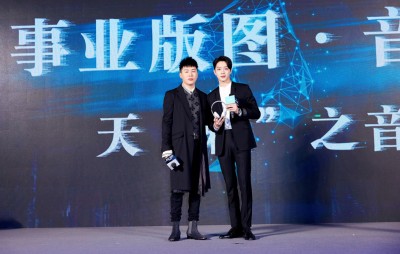 胡彦斌帮赖冠霖（右）助阵。