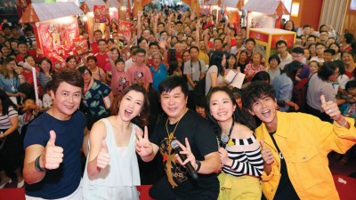 活动结束后，王灿、廖家仪、胡瓜、谢忻及阿翔开心跟现场观众大合照留影。