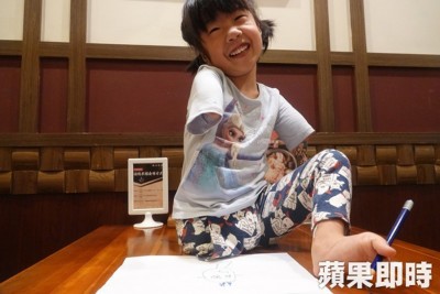 徐又立左脚相当灵活，可拿笔写字。