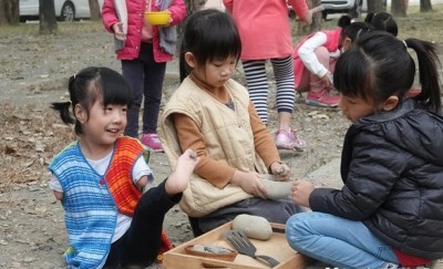 又立与幼儿园的小朋友一起玩耍。