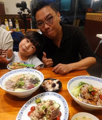 徐爸爸开餐厅独力抚养女儿。