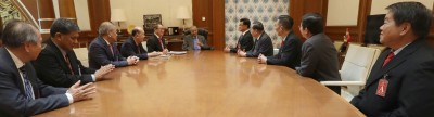 马哈迪(左6)于首相署办公室接见以方天兴(左7)带领的华总代表团对多起议题进行交流,左起为许廷炎、陈明山、吴添泉、吴德芳和锺来福;右起吗黄益隆、林家全、黄保俊和郑福成。