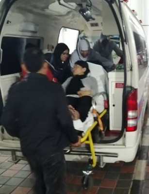 被扣查的大肚子突然腹痛要分娩,为救护车紧急送院。