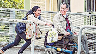 黄秋生在《沦落人》饰演半瘫中年汉，演活与外佣相遇相知的故事，第3度封电影评论学会最佳男演员。