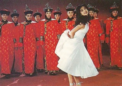 王祖贤（前）1990年拍广告扮成东方玛丽莲梦露。