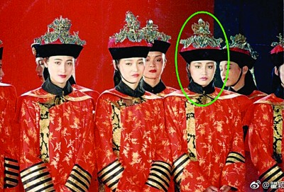 瞿颖（绿圈处）回忆自己模特儿时期曾当临时演员。