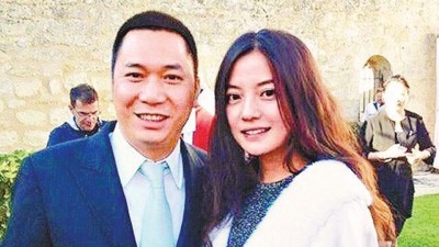 赵薇和老公黄有龙一起创立“龙薇传媒”。