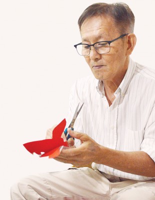 一回生，二回熟，只需试过一次完成新作品，郭春安接下来就可以在没有先草稿的情况下，便能使用剪刀及刀片剪割下每个形状大小。