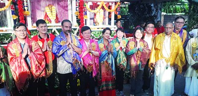 郑来兴(左起)、王耶宗、蓝卡巴、已故加巴星妻子古蜜柯、林秀琴、黄汉伟、拉玛沙米及李俊等人走访瀑布路的大宝森摊位。