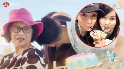 吴尊在镜头前亲吻老婆。