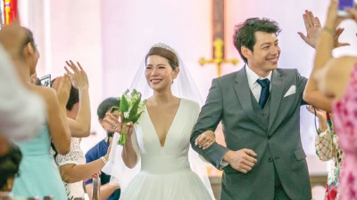 袁锦伦和林佩琦在亲友的见证下在教堂举行婚礼。