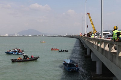就水警快艇出海的记者,以摆动的情况下进行直播、照和通讯。