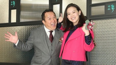 曾志伟和曾宝仪为好友的餐厅站台。