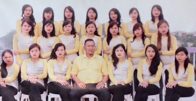 齐奥纳与部分妻子合照。