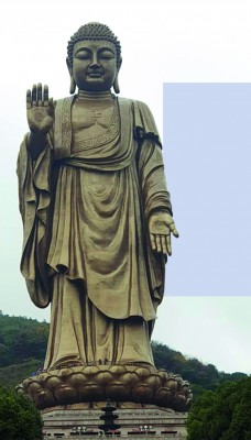 灵山大佛坐落于无锡太湖边的小灵山上，是世界上最高的佛祖青铜立像，规模宏大十分壮观。