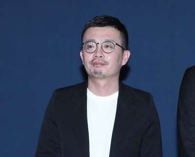 中国导演李非被拍到疑似亲吻赵薇。