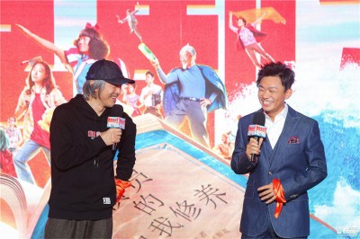 周星驰(左)和王宝强出席《新喜剧之王》记者会。