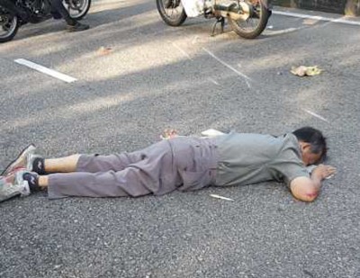黄必德被撞飞至跌在路中央。