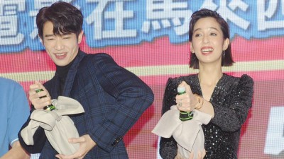 刘以豪和陈庭妮凭《比悲伤更悲伤的故事》晋升亿万票房影星，两人笑言会包大红包跟家人分享去年的好成绩。