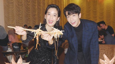 第一次捞生的陈庭妮说很好玩，刘以豪则笑说：“很开心，因为一直要讲吉祥话，所以越捞越兴奋。”