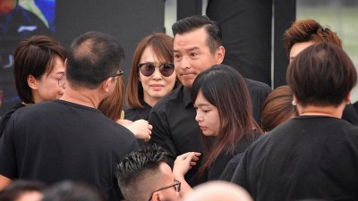 李铭顺与范文芳夫妇今天中午也抵达灵堂吊唁。（海峡时报）