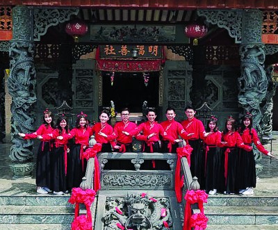拍摄队伍拉大队到平安村明福善社拍摄，间接介绍当地景观不错的旅游景点。