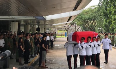 冯伟衷灵柩抵达万礼火化场。
