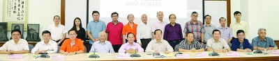陈友信(左6)与各单位代表一同推介“华教新路向”标志。左起吴建成、黄再兴、陈正锦、陈凯希、陈大锦、陈清顺、彭忠良、罗志昌及谢立意。