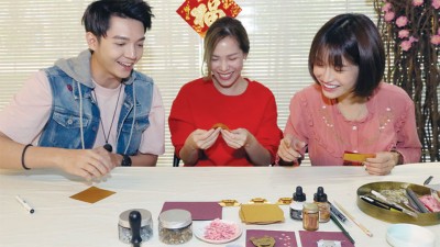 朱浩仁和黄若熙向37°Craft的Kelly老师拜师学艺，学做折纸小猪+手绘贺年卡。