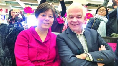 妻子林秀英（左）是大马华裔。麦家廉曾指出，其家庭对中加友谊有很大贡献。