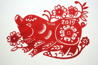 今年是2019年，于是在剪纸上剪出“2019”作为本年的纪念。