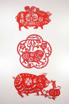 迎接农历新年到来，梁月好已剪好约10个不同图腾的猪年新春剪纸。
