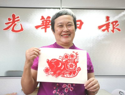 梁月好向本报读者们拜个早年。