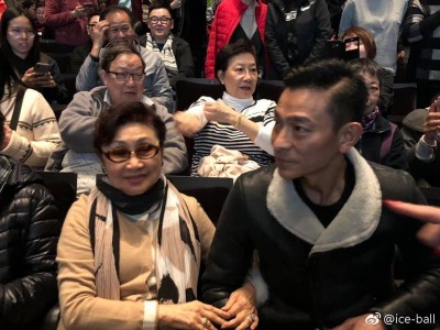 刘德华与白雪仙一同现身观看粤剧。