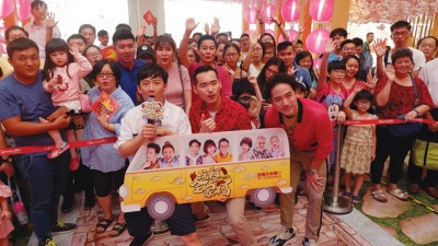 阿牛（前排左起）、丁仕昀及林德信与影迷开心合影。
