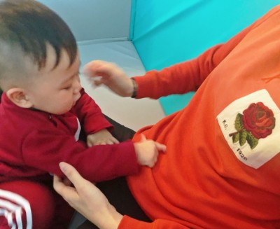 Brendon抚摸妈妈孕肚。