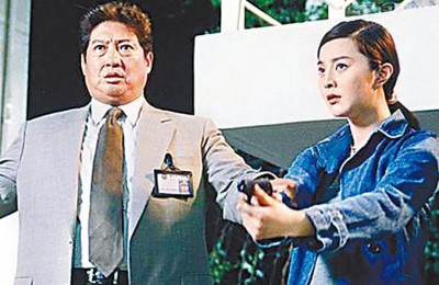 洪金宝2002年拍中国剧《特警飞龙》与范冰冰传绯闻。
