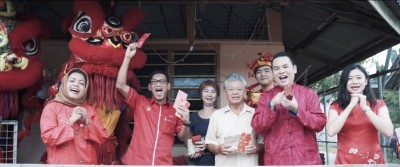 MV里霹州大臣阿末法依沙拜访埃斯顿新村村民让他们惊喜不已。(左起)娜米、阿末法依沙。(右起)古海燕和张哲敏。