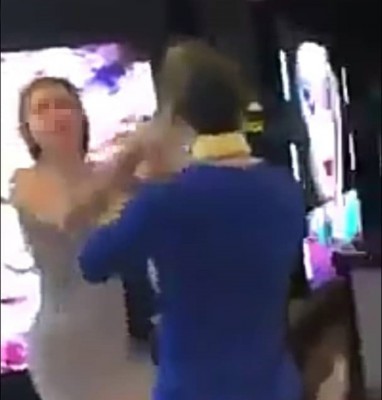 女商人助理与女店员互相掌掴的视频,周日起在社交媒体流传。