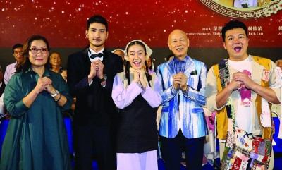 本地电影《大地回春》于大年初一全马上映，左起为杨盼盼、吕锐、梁祖仪、罗家英以及林德荣。