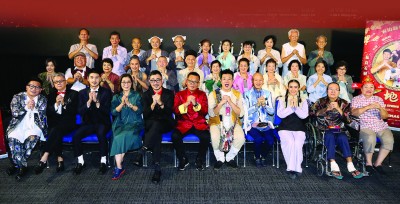 《大地回春》主演与所有参与演出的公公婆婆们在记者会后，开心合影。