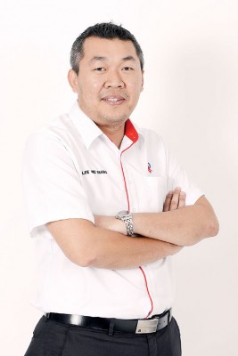 毕业于英国西英大学法律系的李伟翔。