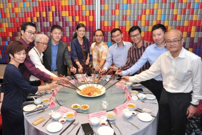 留华同学会“春茗”交流聚餐会，嘉宾们与媒体代表一起捞生。左起：谭翠凤、陈汉光、郭清江、莫泽林、刘东源、陈建明、吴义民、蓝志锋，王禄彤及陈利良。