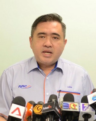 交通部长陆兆福。