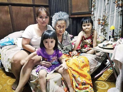 阿祖加油！2个年幼孙女为86岁、右大腿骨折的李淑珍祖母打气。左为骆美莲。