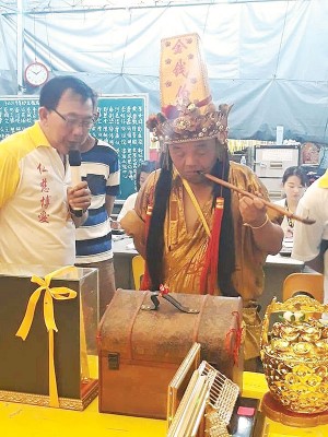 大二伯爷传统都是吸长兜烟桶。